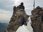58 chi tenta di salire a salutare lo Stoppani